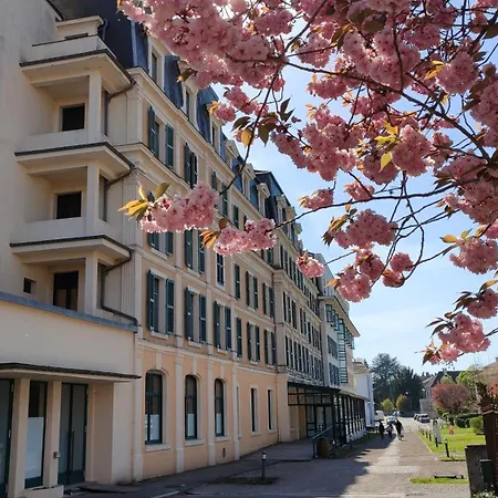 Grand 4 Etoiles A 150 M Des Thermes De *